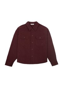 Camisa de hombre de manga larga color burdeos con dos bolsillos en el pecho con botón y cuello puntiagudo.
