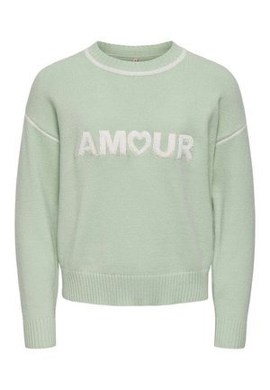 Pull en maille vert clair avec poignets et col côtelés blancs, avec le mot "AMOUR" et un cœur remplaçant le "O" sur le devant.