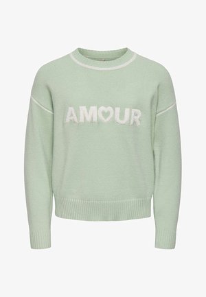 Pull en maille vert clair avec poignets et col côtelés blancs, avec le mot "AMOUR" et un cœur remplaçant le "O" sur le devant.