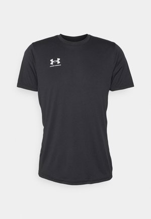 Juodas trumpas rankovės marškinėliai, pagaminti iš lygaus audinio. Turi apvalią iškirptę ir baltą "Under Armour" logotipą kairėje krūtinės pusėje.