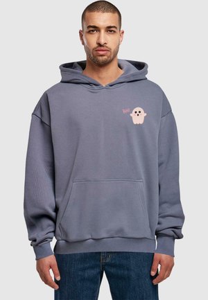 Grå hoodie lavet af blødt stof, med en frontkangaroo lomme og et rosa spøgelse grafik med teksten "Boo!" på venstre bryst.