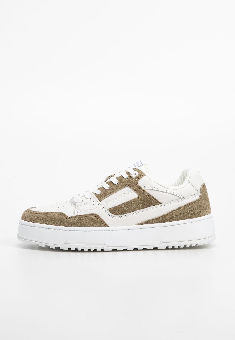Niedrig geschnittene Sneaker aus weißem Leder mit beigen Wildlederpanelen, weißen Schnürsenkeln und dicker weißer Gummisohle, von der Außenseite gezeigt.