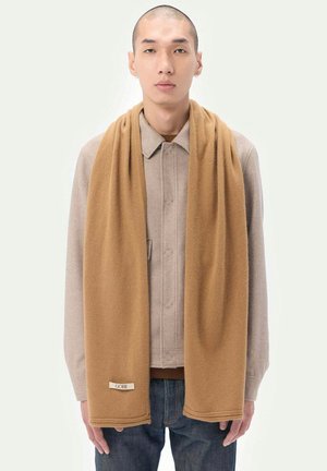 Une écharpe en polaire marron drape un manteau en laine gris, avec une étiquette de marque affichant "GOBI." L'écharpe présente une texture lisse et douce.