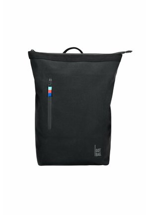 Mochila negra rectangular con cremallera superior, pequeño bolsillo frontal con cremallera y tira multicolor, y logo "GOT BAG" en la parte inferior derecha.