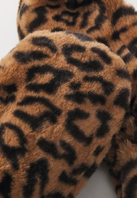 Hnedá umelá kožušina s čiernym leopardím vzorom, so š softou textúrou a nadýchaným vzhľadom, zvýrazňujúca výrazné, kontrastné škvrny.