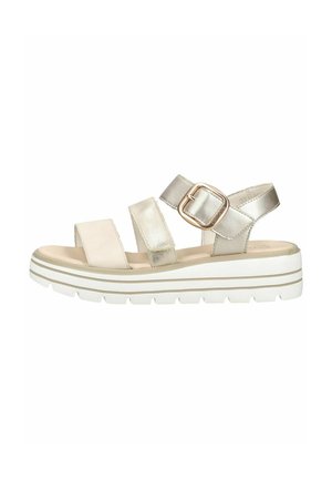 Beige og metallisk gylden plateau sandal med tre remme, en stor guldbøjle og en tyk hvid sål med mønster.