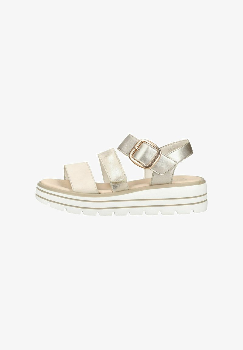 Sandale compensée beige et or métallique avec trois brides, une grande boucle dorée et une semelle blanche épaisse avec relief.