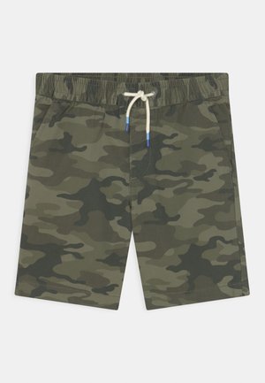 Zielono-ciemnoszare szorty w kamuflażowy wzór z elastycznym paskiem w talii i białym sznurkiem ze niebieskimi końcówkami.