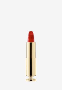 Un lápiz labial rojo en un tubo metálico dorado, con una bala suave y redondeada. El nombre de la marca "BABOR" está grabado en la punta del lápiz labial.