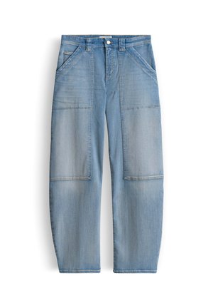 Pantalon en denim bleu clair avec poches plaquées à l'avant, passants pour ceinture et fermeture boutonnée, posé à plat sur un fond blanc.