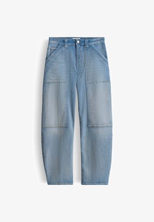 Lichtblauwe spijkerbroek met voorzakken met opgestikte zakken, riemlussen en een knoopsluiting, plat uitgespreid op een witte achtergrond.