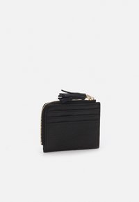 Portafoglio in pelle nera con superficie testurizzata, chiusura con zip, scomparti per carte multipli e dettaglio con nappina. Forma rettangolare compatta.