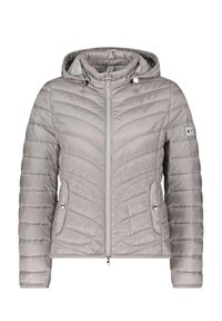 Veste matelassée gris clair avec capuche, dotée d'une fermeture éclair, d'un design matelassé, de deux poches latérales et de détails en argent.