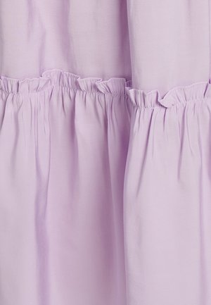 Lietuslavender krāsas kleita ar slāņiem un gludu tekstūru. Ar savilktu ausu rotājumiem augšējā un apakšējā daļā, radot apjomu un izceļot drapējumu.