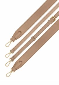Skórzany pasek na ramię w jasnym beżu o teksturowanej powierzchni, z zapięciami w kolorze złota oraz regulowaną długością z detalami w stylu klamry.