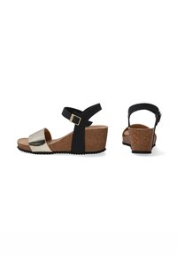 Sorte og gyldne kile sandaler med en korkbund, der har en metallisk rem og en ankelspænde. Tekstureret fodseng med gummisål.