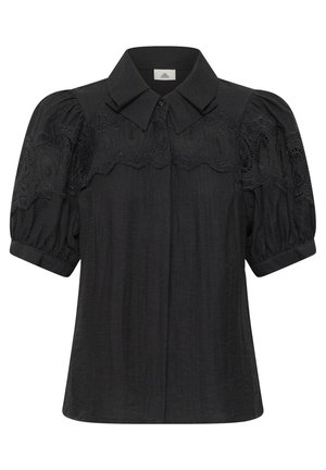 Fekete rövid ujjú blúz fodros ujjakkal, széles gallérral, elöl gombos rögzítéssel és csipkedíszítéssel a mellkason és az ujjakon.