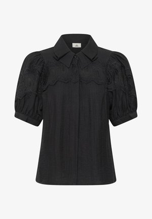 Fekete rövid ujjú blúz fodros ujjakkal, széles gallérral, elöl gombos rögzítéssel és csipkedíszítéssel a mellkason és az ujjakon.