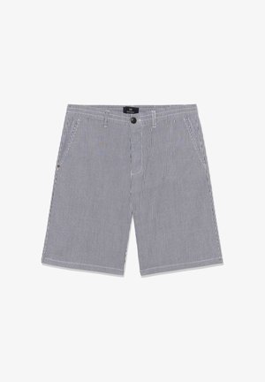 Pantalones cortos de rayas finas en blanco y negro para hombre de talla mediana, con botón y bolsillos laterales, exhibidos planos sobre fondo blanco.