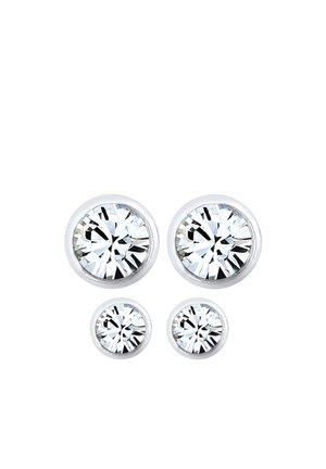 Hopeanväriset nappikorvakorut, joissa on kirkkaat, fasetoidut pyöreät strassit kahdessa koossa. Sileä ja kiiltävä pinta kiillotetulla viimeistelyllä.