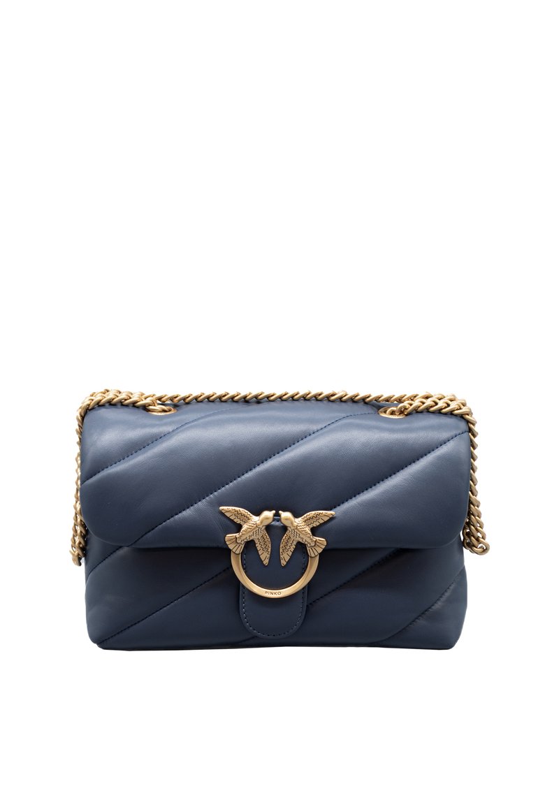 Borsa a tracolla in pelle trapuntata blu con catena dorata e un distintivo fermaglio a tema uccello nella parte frontale.