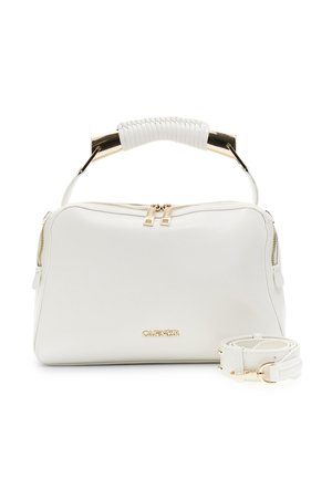 Borsa rettangolare bianca con cerniera e logo dorati, manico superiore intrecciato e tracolla staccabile arrotolata accanto, su sfondo bianco.