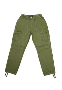 Pantaloni cargo verdi oliva con vita elasticizzata, cordoncino e numerose tasche applicate sui lati e sul davanti. Tessuto liscio e leggero.