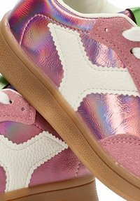 Zapatillas rosas y blancas con acabado iridiscente, cuero texturizado y suela de goma. Presentan detalles en blanco y diseño de cordones.