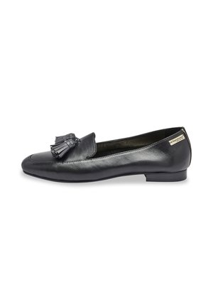 Mocasines negros de cuero con punta redondeada, tacón plano y borlas decorativas en la parte frontal. Textura suave con un brillo sutil.