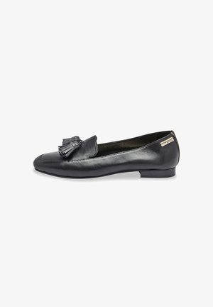 Mocasines negros de cuero con punta redondeada, tacón plano y borlas decorativas en la parte frontal. Textura suave con un brillo sutil.