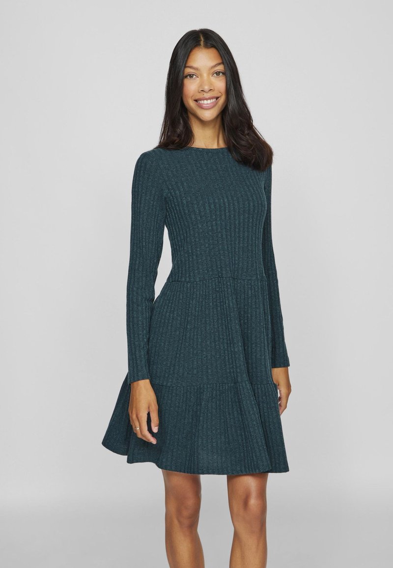 Langärmliges Kleid in dunklem Petrol, mit gerippter Textur, tailliertem Oberteil und ausgestelltem Rock mit mehrlagigem Saum. Schlichtes, klassisches Design.