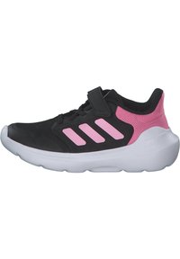 Czarne buty sportowe z różowymi akcentami z siateczki, z trzema różowymi paskami, rzepem oraz białą wyściełaną podeszwą.