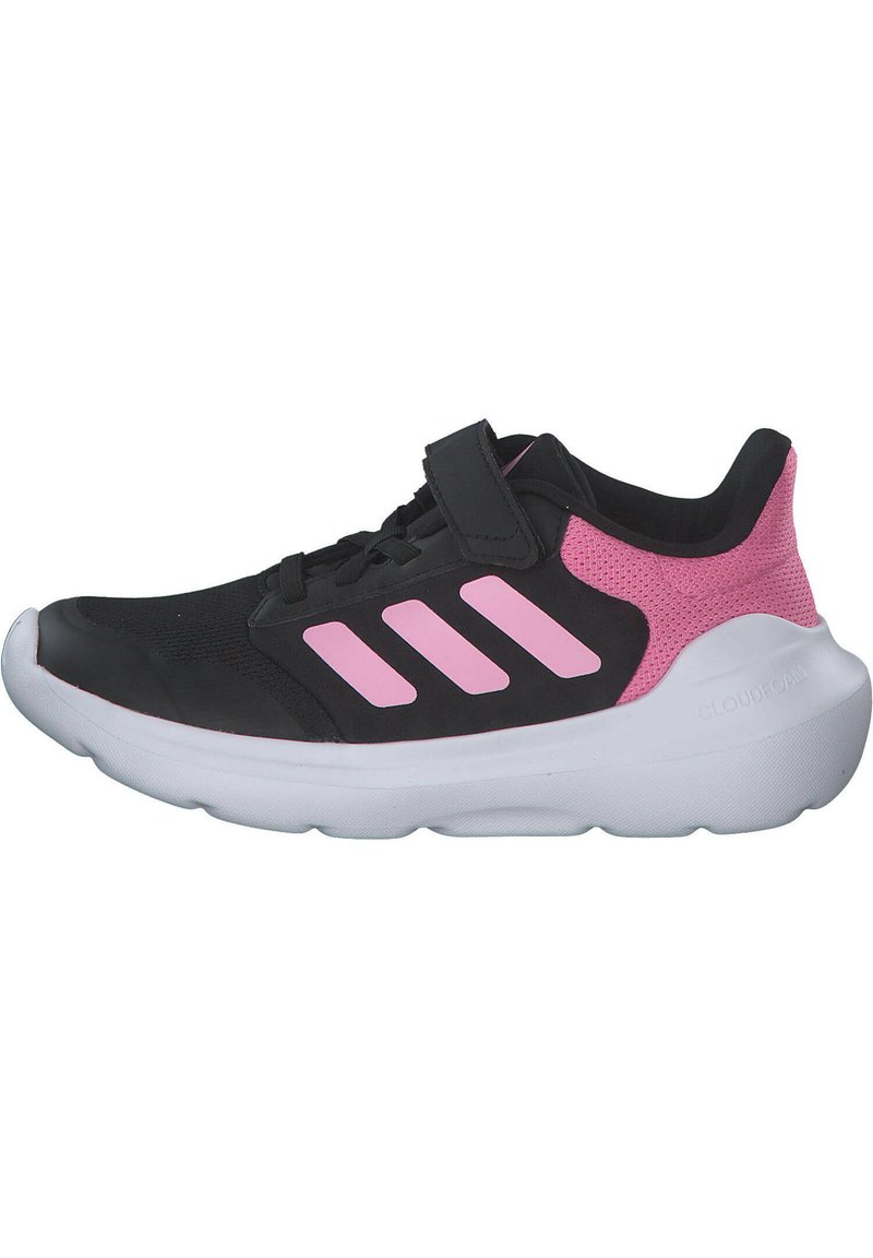 Czarne buty sportowe z różowymi akcentami z siateczki, z trzema różowymi paskami, rzepem oraz białą wyściełaną podeszwą.