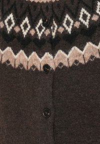 Cardigan din lână închisă, cu modele geometrice în crem și roz deschis, patru nasturi negri și o textură moale.