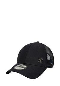 Schwarze Baseballmütze mit Netzrücken, ausgestattet mit einem silbernen, erhabenen Logo auf der Vorderseite und einem gebogenen Schirm. Verstellbarer Riemen auf der Rückseite.