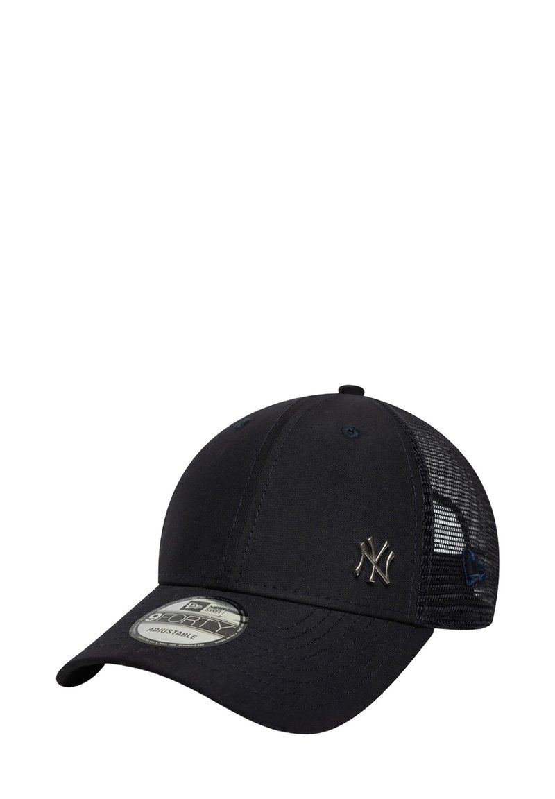Schwarze Baseballmütze mit Netzrücken, ausgestattet mit einem silbernen, erhabenen Logo auf der Vorderseite und einem gebogenen Schirm. Verstellbarer Riemen auf der Rückseite.