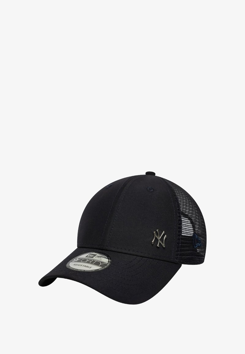 Schwarze Baseballmütze mit Netzrücken, ausgestattet mit einem silbernen, erhabenen Logo auf der Vorderseite und einem gebogenen Schirm. Verstellbarer Riemen auf der Rückseite.