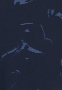 Tkanina w kolorze granatowym z delikatnym abstrakcyjnym wzorem w różnych odcieniach niebieskiego, tworząca gładki, teksturowany wygląd.