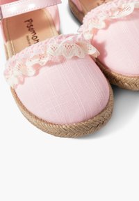 Espadrillas in tessuto rosa con bordo in pizzo arricciato, punta rotonda e suola in corda di juta. Il materiale testurizzato e una chiusura sicura migliorano la vestibilità.