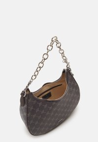 Grau gemusterte Schultertasche mit einem silbernen Kettenriemen, Reißverschluss und einer glatten, strukturierten Oberfläche. Das Innere ist hellbraun.