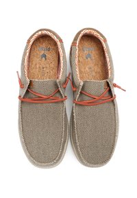 Scarpe in tessuto marrone chiaro con superficie testurizzata, lacci arancioni e rivestimento interno a fantasia. Le solette in sughero offrono un comfort aggiuntivo.