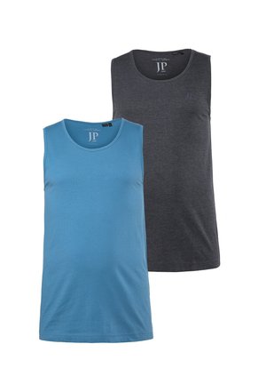 Dwie bezrękawnikowe koszulki z okrągłym dekoltem w jednolitych kolorach, jedna jasnoniebieska, a druga ciemnoszara, przedstawione na białym tle.