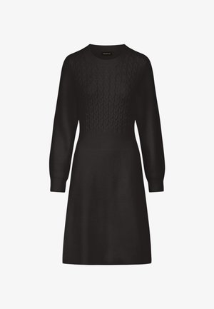 Abito nero a maglia con un design a treccia testurizzato sul corpino, maniche lunghe e una silhouette svasata, rifinito con polsini a costine.