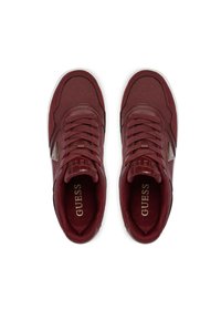 Sneaker bordeaux con tomaia in pelle testurizzata, dettagli a motivi e accenti con logo. Progettate con allacciatura frontale e colletto imbottito.
