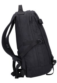 Zaino in tessuto nero con spallacci regolabili, una fibbia laterale e un design elegante con cuciture verticali per una maggiore struttura.