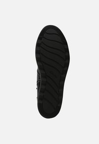 Clarks Kotníkové boty na klínu - black