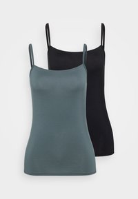 Twee cami-tops: de ene in donker groen met dunne bandjes, de andere in effen zwart, beide gemaakt van een gladde, rekbare stof.