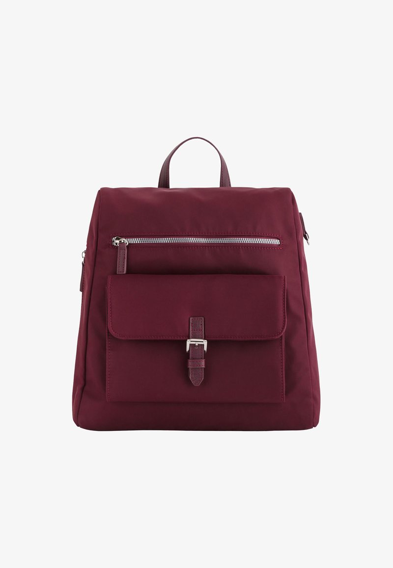 Burgundin värinen kangaskassi, jossa on vetoketjullinen etutasku, läppä suljenta ja yläkahva; varustettu solkiyksityiskohdalla.
