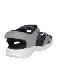 Grå syntetisk sandal med sorte accenter, med justerbare stropper og en hvid gummisål, designet til komfort og støtte.