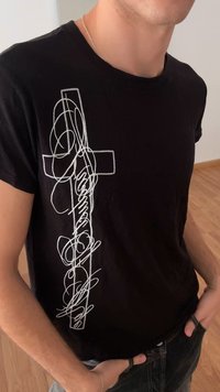 Čierne bavlnené tričko s bielym krížom s prepletenými líniami. Krátke rukávy a okrúhy výstrih s voľným strihom.